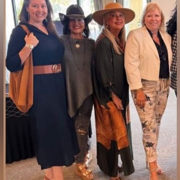 Holiday Shoppers Dreams Come True. Everything Marked Down - Picture 4 of 8